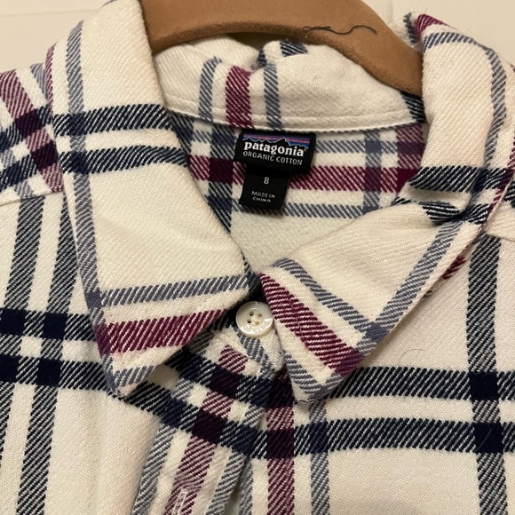 Size 8 wore once Patagonia button shirt checked navy colors runs small - Picture 2 of 2